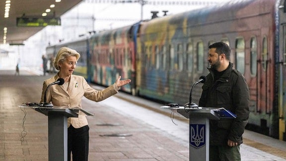 Ursula von der Leyen (l), Präsidentin der Europäischen Kommission, spricht neben Wolodymyr Selenskyj, Präsident der Ukraine, nach ihren Ankunft am Bahnhof. Von der Leyen ist zu ihrem sechsten Besuch in der Ukraine seit dem russischen Angriff vor gut 20 Monaten eingetroffen.