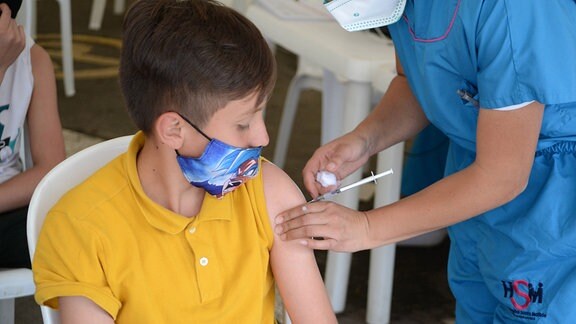 Ein Junge erhält eine Impfung