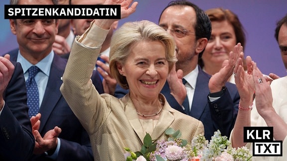 EU-Kommissionspräsidentin Ursula von der Leyen bekommt einen Blumenstrauß überreicht