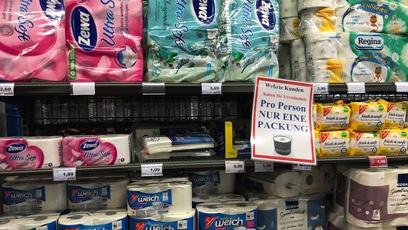Nur eine Packung Toilettenpapier pro Person wird wegen der Hamsterkäufe verkauft.