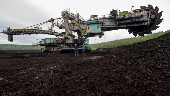Ein Kohlebagger baut im Tagebau Vereinigtes Schleenhain Braunkohle ab