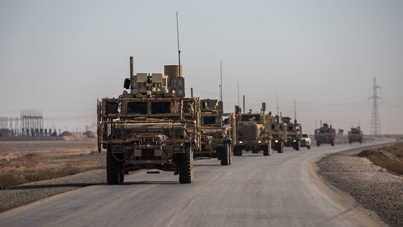 Konvoi der US-Armee auf der Straße zwischen Tall Tamr und Ain Isa, Syrien