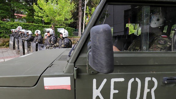 Polnische Soldaten der von der Nato geführten Kosovo-Friedenstruppe KFOR bewachen ein kommunales Gebäude in der Stadt Zvecan
