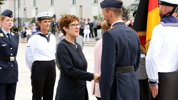 Bundesverteidigungsministerin Kramp-Karrenbauer gratuliert Bundeswehr-Rekruten bei Gelöbnis im Bendlerblock