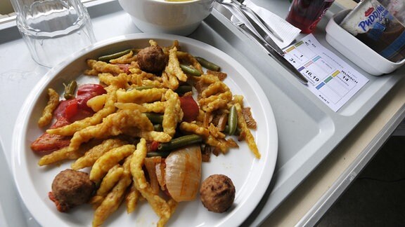 Ein Teller mit Essen auf einem Krankenhaustisch
