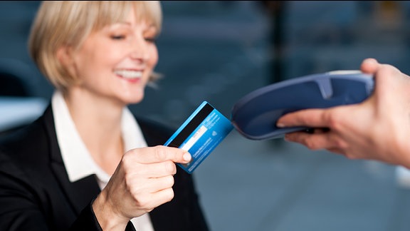 Kundin benutzt Kreditkarte zum bezahlen.