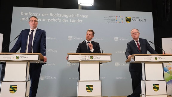 Alexander Schweitzer (SPD/ l-r), Ministerpräsident des Landes Rheinland-Pfalz, Michael Kretschmer (CDU), Ministerpräsident des Landes Sachsen, und Stephan Weil (SPD) Ministerpräsident des Landes Niedersachsen, sprechen auf einer Pressekonferenz. 