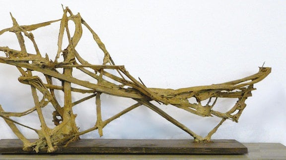 Eine Holz-Skulptur von Guido Schenkendorf.