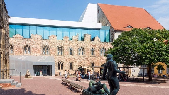 Kunstmuseum Moritzburg Halle: ein burgenähnliches Gebäude mit modernem Glasdach