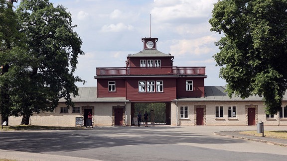Blick auf den Eingangsbereich eines histroischen Gebäudes, das als Teil des Konzentrationslagers Buchenwald bekannt ist.