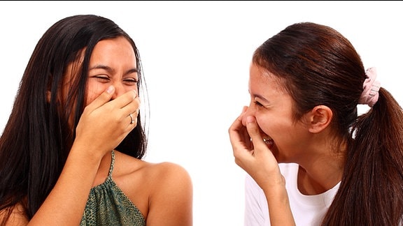 Zwei junge Frauen lachen gemeinsam.