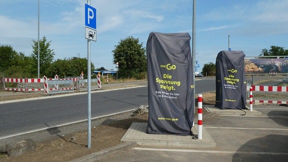 Neue Ladesäulen für Elektroautos auf einem Parkplatz