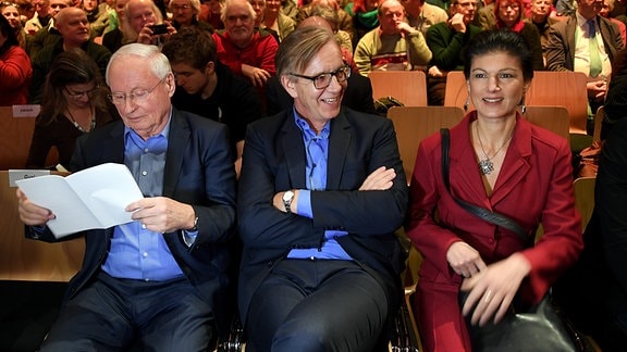 Der frühere Linke-Vorsitzende Oskar Lafontaine, und die Fraktionsvorsitzenden von die Linke, Dietmar Bartsch und Sahra Wagenknecht nehmen am 14.01.2018 im Kosmos in Berlin.