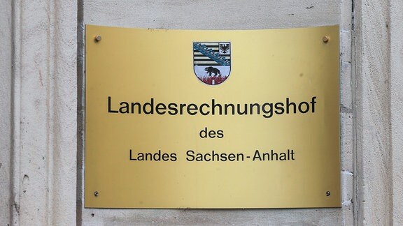 Das Schild des Landesrechnungshofes des Landes Sachsen-Anhalt, 2015