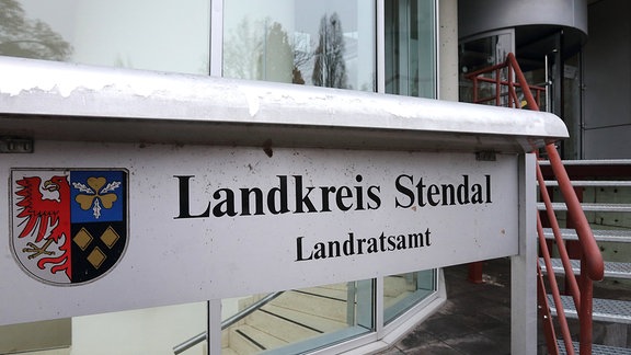 Blick auf den Eingangsbereich zum Landratsamt des Landkreises Stendal