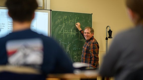 Dietmar Schneider, ehemaliger Mathematik-Lehrer am Goethe-Gymnasium, steht beim Abitur-Training für Schüler der 12. Klasse an einer Tafel. 