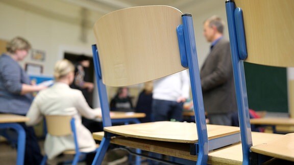 Stühle auf Tischen in einem Klassenzimmer