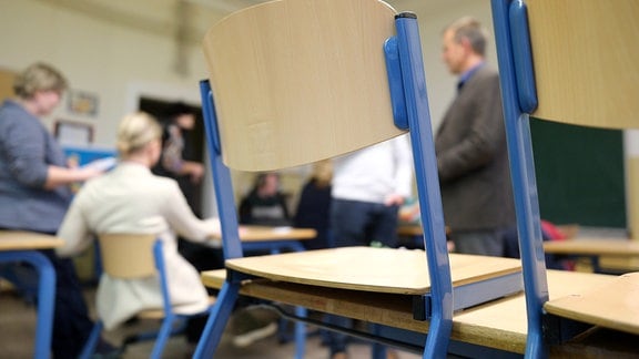 Stühle auf Tischen in einem Klassenzimmer