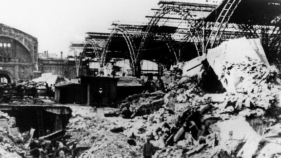 Blick auf den zerstörten Hauptbahnhof in Leipzig im Jahr 1945