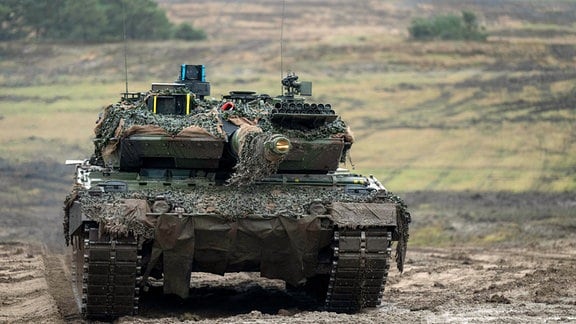 Ein Leopard 2A6 Kampfpanzer übt im freien Feld.