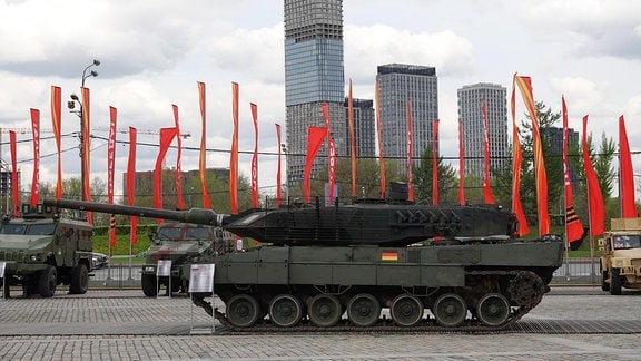 Ein erbeuteter deutscher Leopard-2-Kampfpanzer bei einer Schau zu Kriegstrophäen im Park Pobedy in Moskau