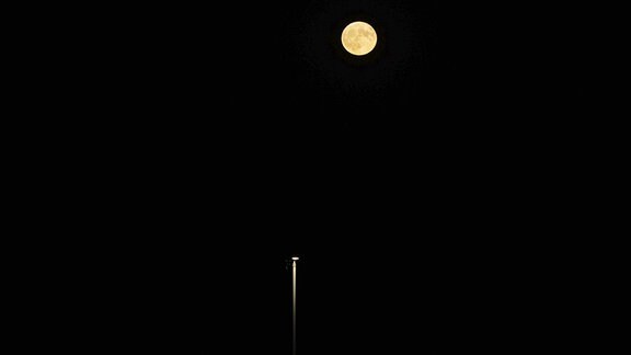 Supermond und Straßenlaterne