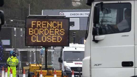 Eine Tafel weist auf eine geschlossene Grenze zu Frankreich hin