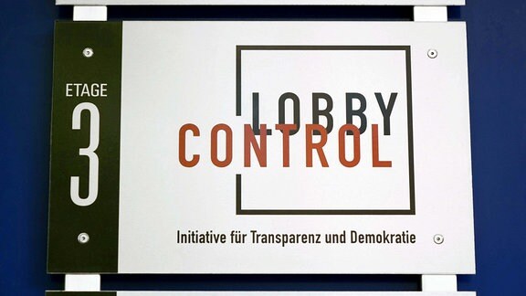 Ein Schild der Nichtregierungsorganisation Lobbycontrol