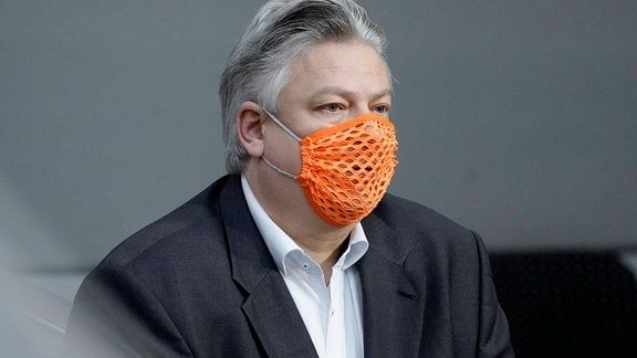 Thomas Seitz mit löcheriger Maske