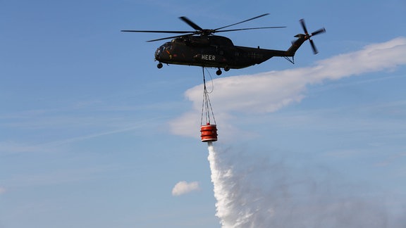 Ein CH-53 Hubschrauber mit Feuerlöschbehälter der Bundeswehr