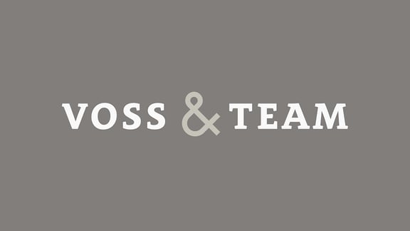 Logo Voss & Team auf petrol-blauem Hintergrund