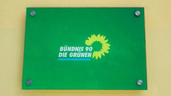Das Logo von Bündnis 90 Die Grünen auf einem Schild