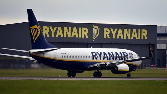 Ryanair-Flugzeug vor einem Hangar am Flughafen Stansted