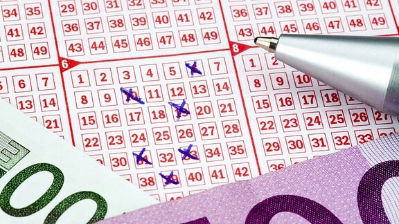 Lottoschein und Euroscheine
