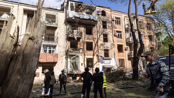 Ersthelfer arbeiten in der Nähe eines durch einen russischen Luftangriff beschädigten Wohnhauses im Nordosten der Ukraine.