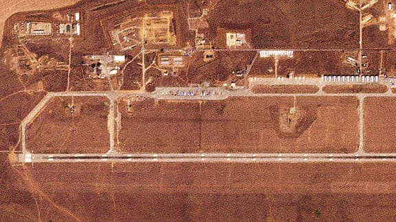 Diese von Planet Labs PBC veröffentlichten Satellitenbilder zeigen den Luftwaffenstützpunkt Marinowka in Russland vor (oben) und nach einem ukrainischen Drohnenangriff.