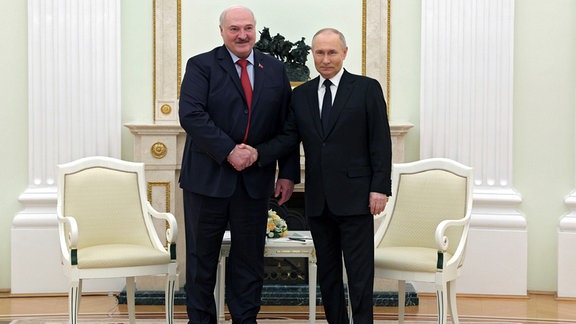 Wladimir Putin (r), Präsident von Russland, Alexander Lukaschenko, Präsident von Belarus