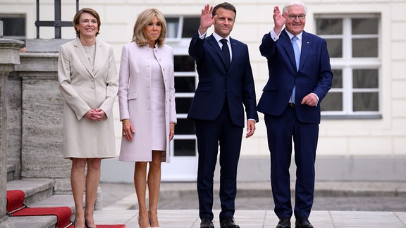 Bundespräsident Frank-Walter Steinmeier und seine Frau Elke Büdenbender begrüßen Emmanuel Macron, Präsident von Frankreich, und seine Frau Brigitte Macron mit militärischen Ehren vor dem Schloss Bellevue. 