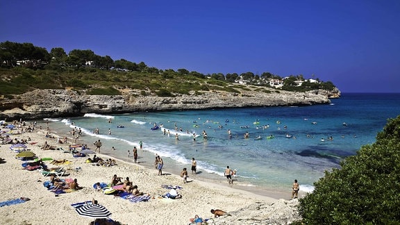 Strand in der Bucht von Cala Mandia auf Mallorca