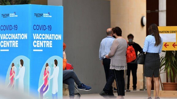 Menschen warten auf eine Impfung in Malta