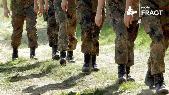 Bundeswehrsoldaten marschieren während einer Gefechtsübung im Gelände