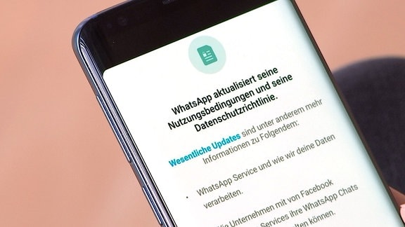 Nutzungsbedingungen von WhatsApp lesbar auf einem Smartphonebildschirm.