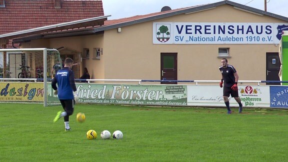 Spieler trainieren auf dem Fußballplatz.