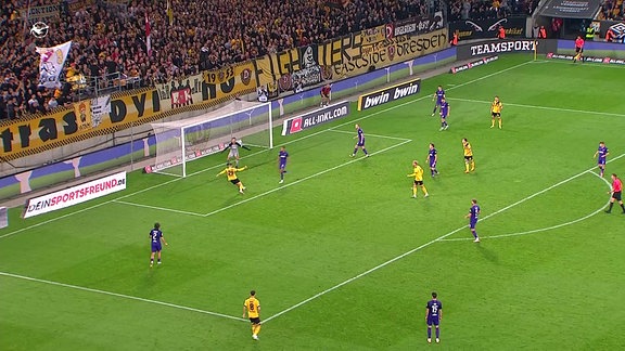 Spieler von Dynamo Dresden am Ball vor dem Auer Tor.