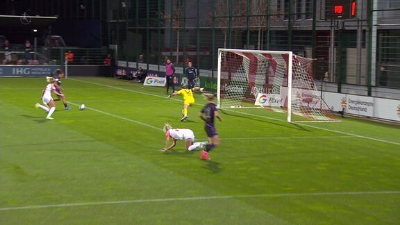 Spielerin der Bayern am Ball vor dem Leipziger Tor.