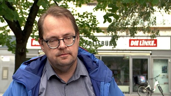 Sören Pellmann, Die Linke, vor seinem Büro, während eines Interviews.