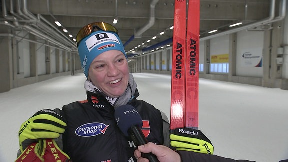Langläuferin Victorias Karl im Interview in einer Skihalle.