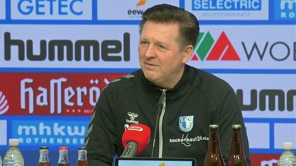 Christian Titz, Trainer FC Magdeburg, während Pressekonferenz.