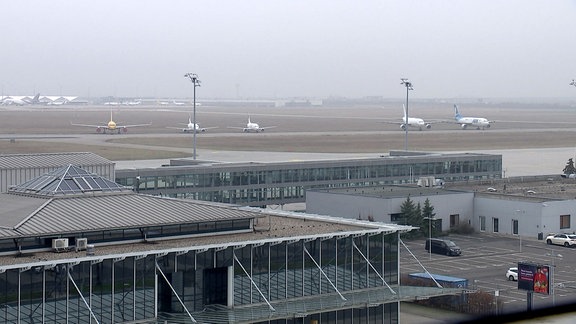 Flugzeuge stehen auf Parkposition auf Flughafen.