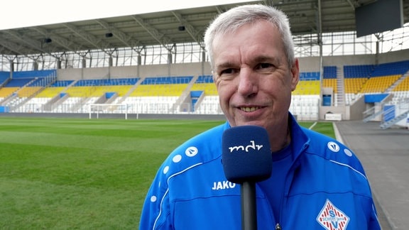 Trainer SV Schott Jena während Interview.